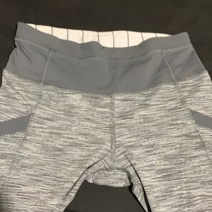 Lululemon Black Heathered Capri Leggings Size 4 or 6 with Side Pockets